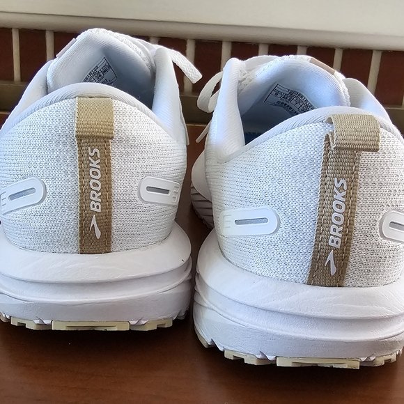 Brooks Women's Revel 6 White/Khaki EUC Size 9 - Picture 5 of 8